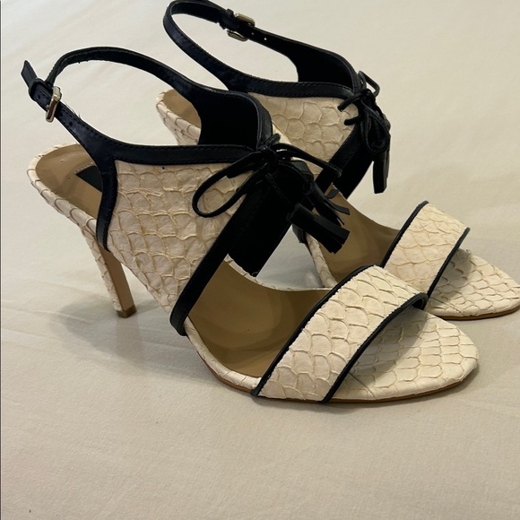 Ann Taylor Shoes - Ann Taylor Shoes Winter White Gwen Lace Up Exotic Heel Sz 9 Black Bow & Tassel